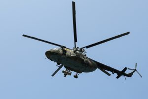 Militārs helikopters lido debesīs ar redzamu Krievijas zvaigznes simboliku