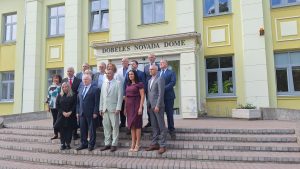 Dobeles novada domes deputāti pēc jaunās domes sēdes kopbildē pie pašvaldības ēkas