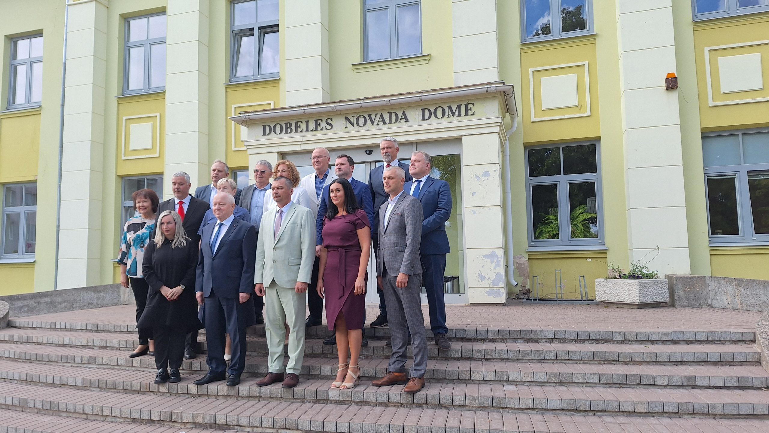Dobeles novada domes deputāti pēc jaunās domes sēdes kopbildē pie pašvaldības ēkas