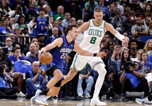 Kristaps Porziņģis aizsardzībā pret Orlando Magic spēlētāju NBA spēles laikā