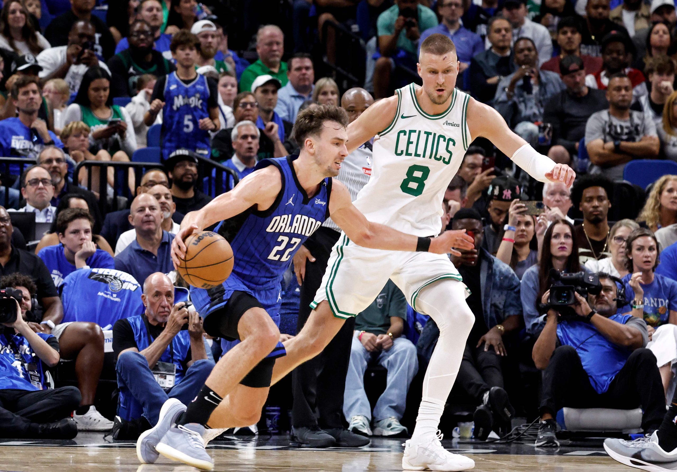 Kristaps Porziņģis aizsardzībā pret Orlando Magic spēlētāju NBA spēles laikā