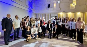 Ukrainas skolēni un skolotāji pēc koncerta kopā ar pianistu Kijivā