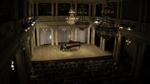 Pianists koncertē vēsturiskajā filharmonijas zālē pie klavierēm