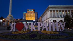 Naksnīgs skats uz Neatkarības laukumu Kijivā ar uzrakstu "Es mīlu Ukrainu"