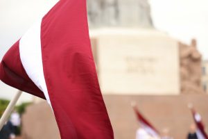 Latvijas karogs plīvo pie Brīvības pieminekļa Rīgā.