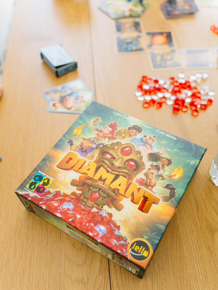 Galda spēle "Diamant" ar kasti un spēles komponentiem uz galda