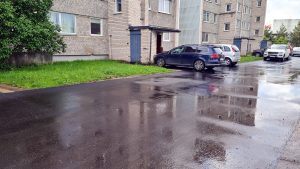 Svaigi asfaltēta piebrauktuve pie daudzdzīvokļu mājas Neretas ielā 37, Jēkabpilī.