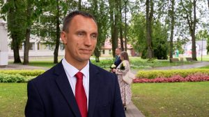 Ansis Bērziņš ārpusē pie pašvaldības ēkas pēc domes sēdes
