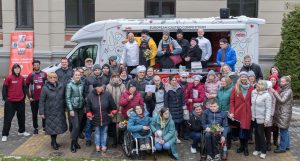Dalībnieki un organizatori “Cupi’s Spoon” kulinārijas konkursā cilvēkiem ar īpašām vajadzībām pie Gastro busiņa Rīgā.