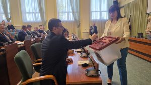 Deputāts balso Jēkabpils novada domes sēdē, iemetot biļetenu urnā