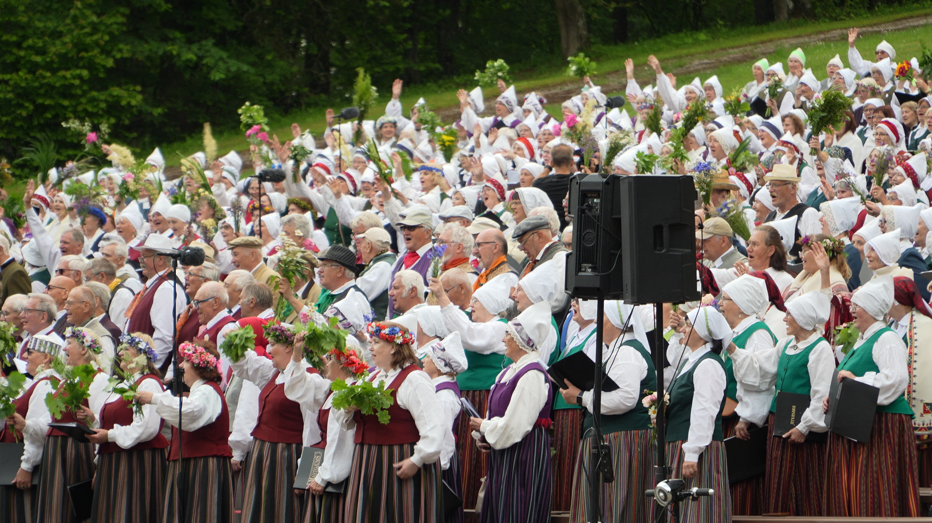 Dziedātāji tautastērpos Dziesmu svētku koncertā