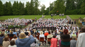 Dziesmu svētku koris tautastērpos brīvdabas estrādē Jelgavā