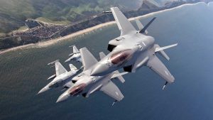 NATO iznīcinātāji F-35 un F-16 lidojumā virs Baltijas jūras piekrastes