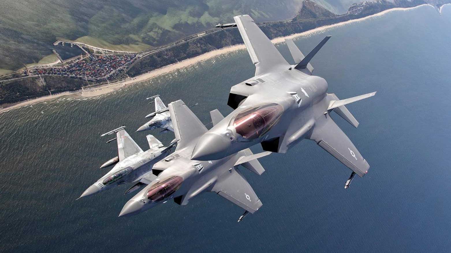 NATO iznīcinātāji F-35 un F-16 lidojumā virs Baltijas jūras piekrastes