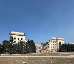 Pēc uzbrukuma daļēji sagrauts administratīvais ēku komplekss ar redzamām drupām