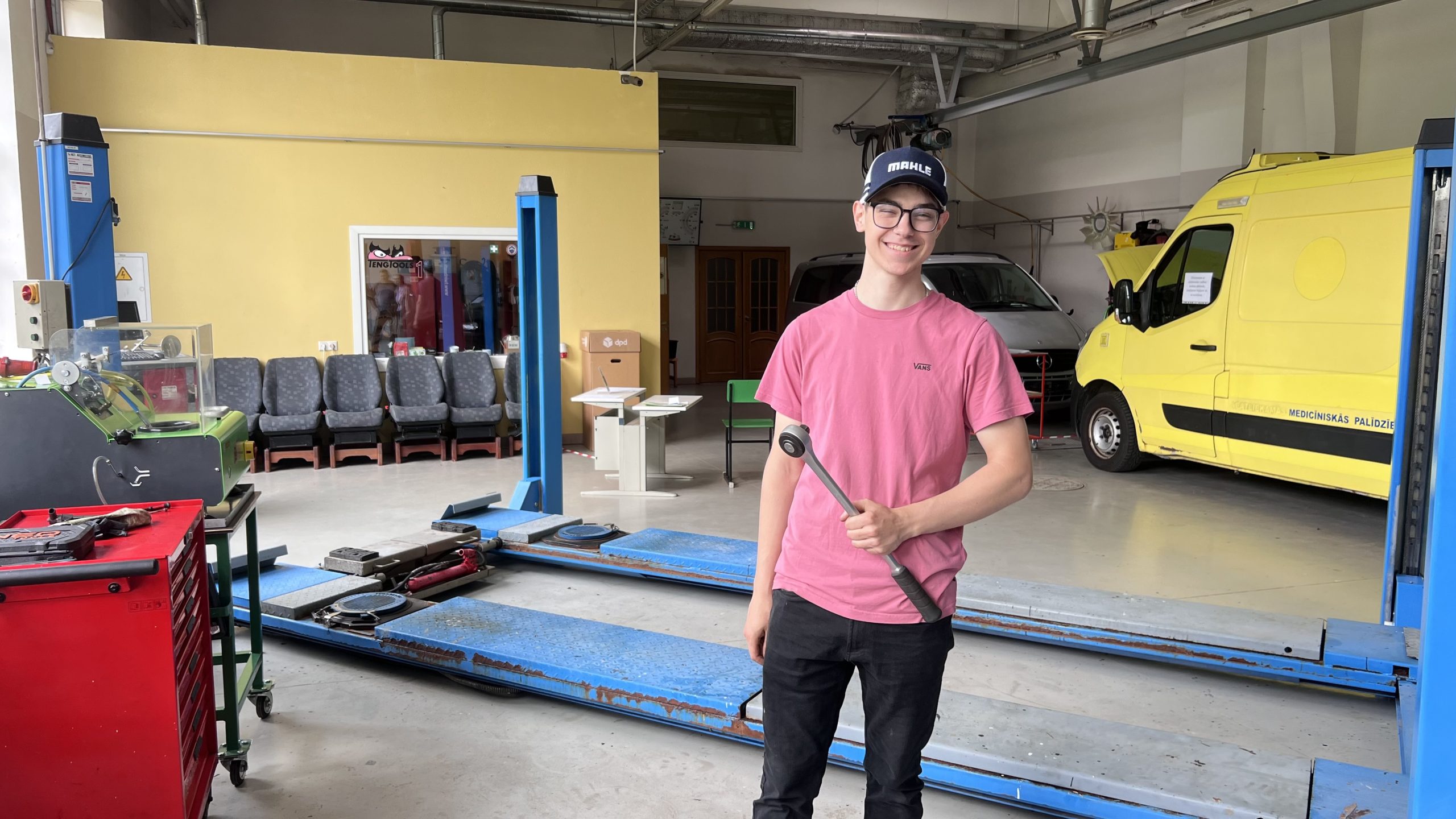 Aizkraukles Profesionālās vidusskolas audzēknis Niks Pētersons autoservisa darbnīcā ar instrumentu rokā.