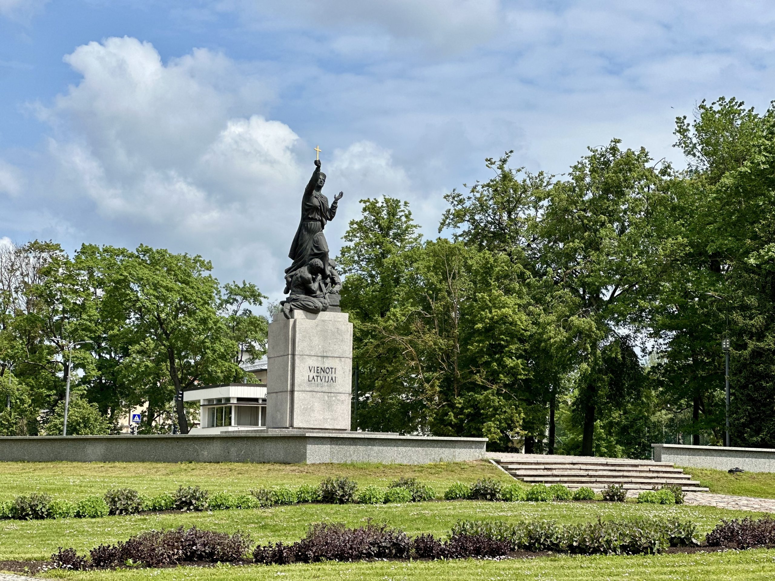 Piemineklis “Vienoti Latvijai” Rēzeknē, zaļā parkā.