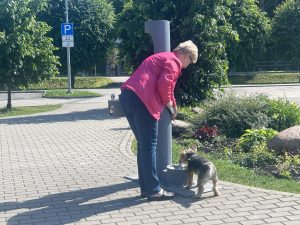 Sieviete ar suni pie publiskās ūdens ņemšanas vietas Ogrē.