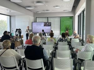 Diskusija par valsts politiku sabiedrības novecošanās jautājumā ar senioriem klātienē