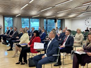 Ogres novada domes deputāti pirmajā sēdē pēc vēlēšanām 2025. gadā.
