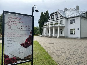 Plakāts par Emīla Dārziņa 150 gadu jubilejas koncertu pie Ogres tautas nama