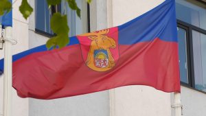 Jelgavas novada karogs pie ēkas fasādes