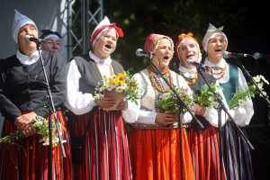Folkloras kopas dalībnieces tradicionālos tērpos dzied Starptautiskajā folkloras festivālā "Baltica 2015" Vērmanes dārzā