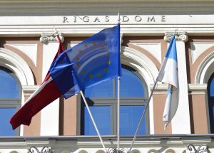 Latvijas, Eiropas Savienības un Rīgas karogs pie Rīgas domes ēkas