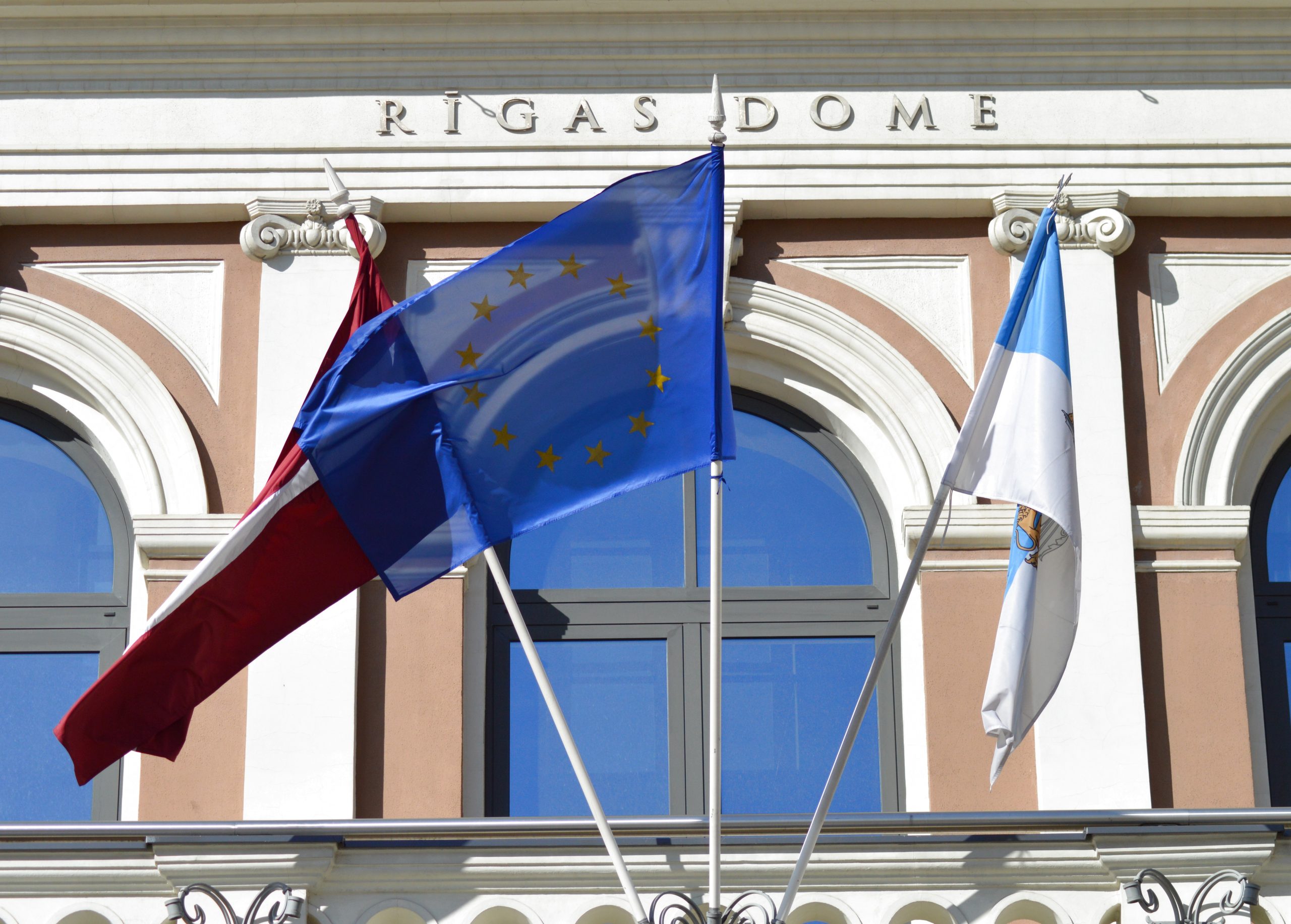 Latvijas, Eiropas Savienības un Rīgas karogs pie Rīgas domes ēkas