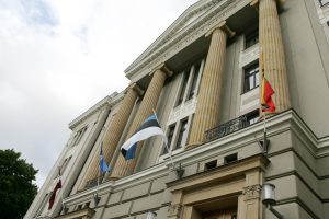Latvijas Ārlietu ministrijas ēka ar Baltijas valstu karogiem