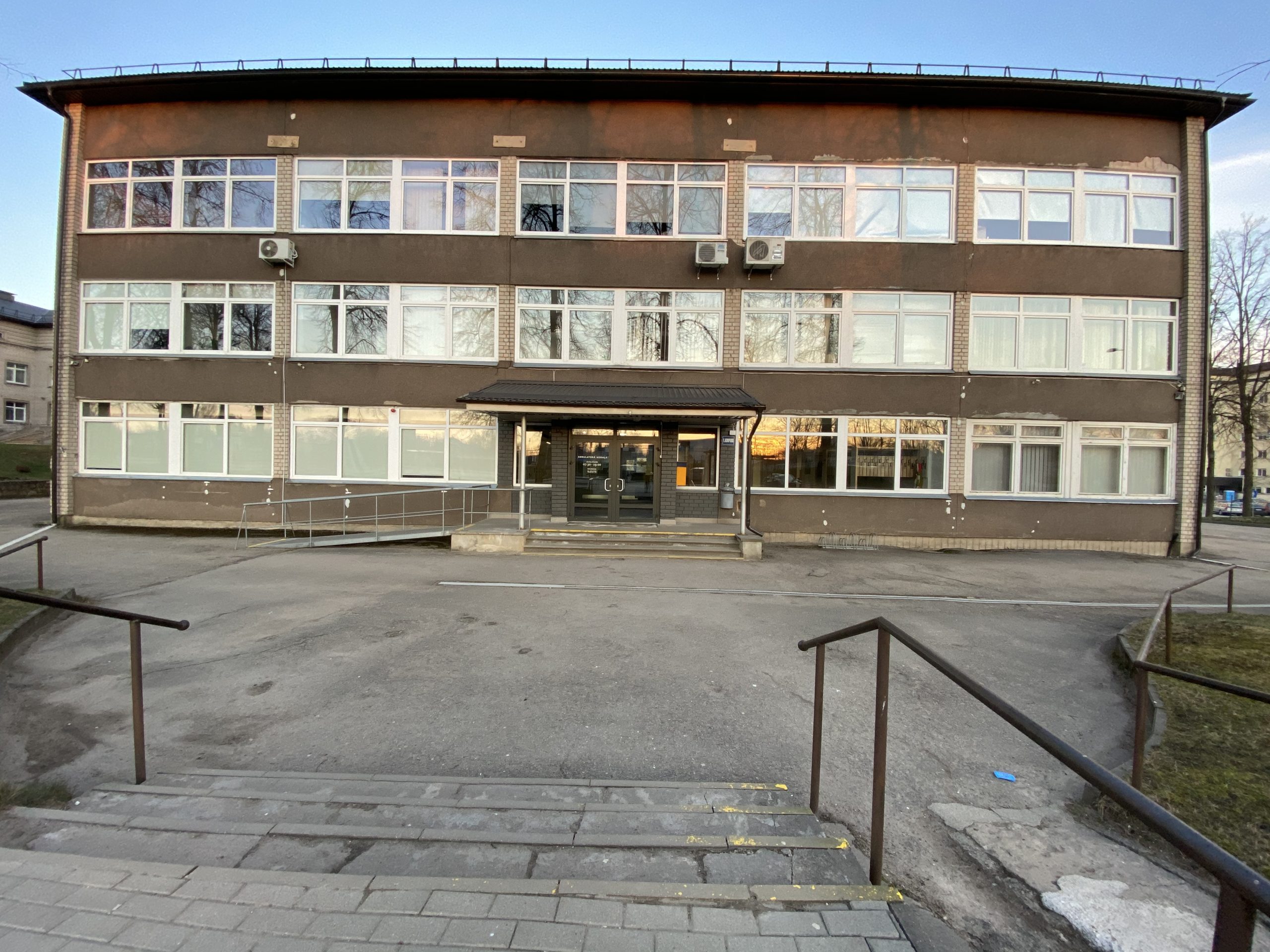 Rēzeknes slimnīcas stacionāra ēka pirms fasādes atjaunošanas.