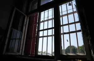 Vecs restots loga rāmis ar skatu uz āru
