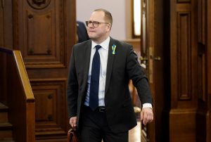 Raimonds Čudars ierodas uz sēdi ar dokumentu portfeli