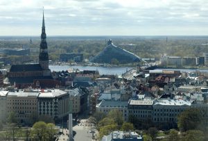 Skats uz Rīgas Vecrīgu un Latvijas Nacionālo bibliotēku no augšas.