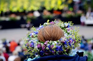 Sieviete ar krāšņu Jāņu vainagu uz galvas Dzegužkalnā, Jāņu svinību laikā