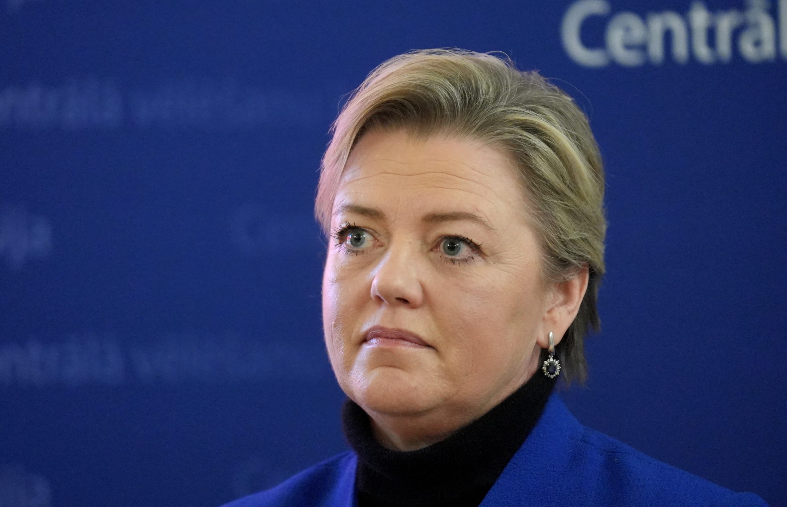 Centrālās vēlēšanu komisijas (CVK) priekšsēdētāja Kristīne Saulīte runā preses konferencē