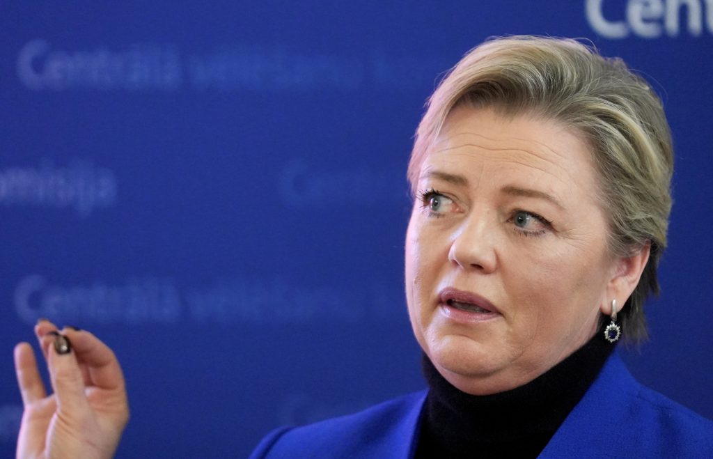 Centrālās vēlēšanu komisijas (CVK) priekšsēdētāja Kristīne Saulīte runā preses konferencē
