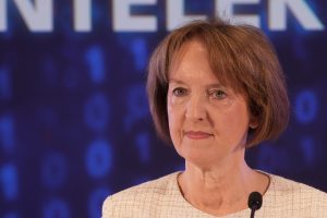 Viedās administrācijas un reģionālās attīstības ministre Inga Bērziņa uzstājas konferencē ar uzrakstu "INTELEKTS" fonā