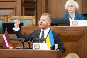 Aleksejs Rosļikovs runā Saeimas sēdē pie tribīnes