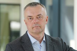 Pēteris Strautiņš, bankas "Luminor" ekonomists, skatās tieši kamerā