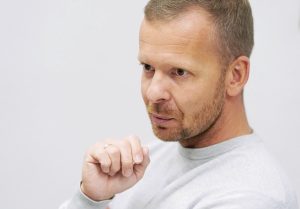 Aleksejs Rosļikovs sarunas laikā, tuvplāna portrets