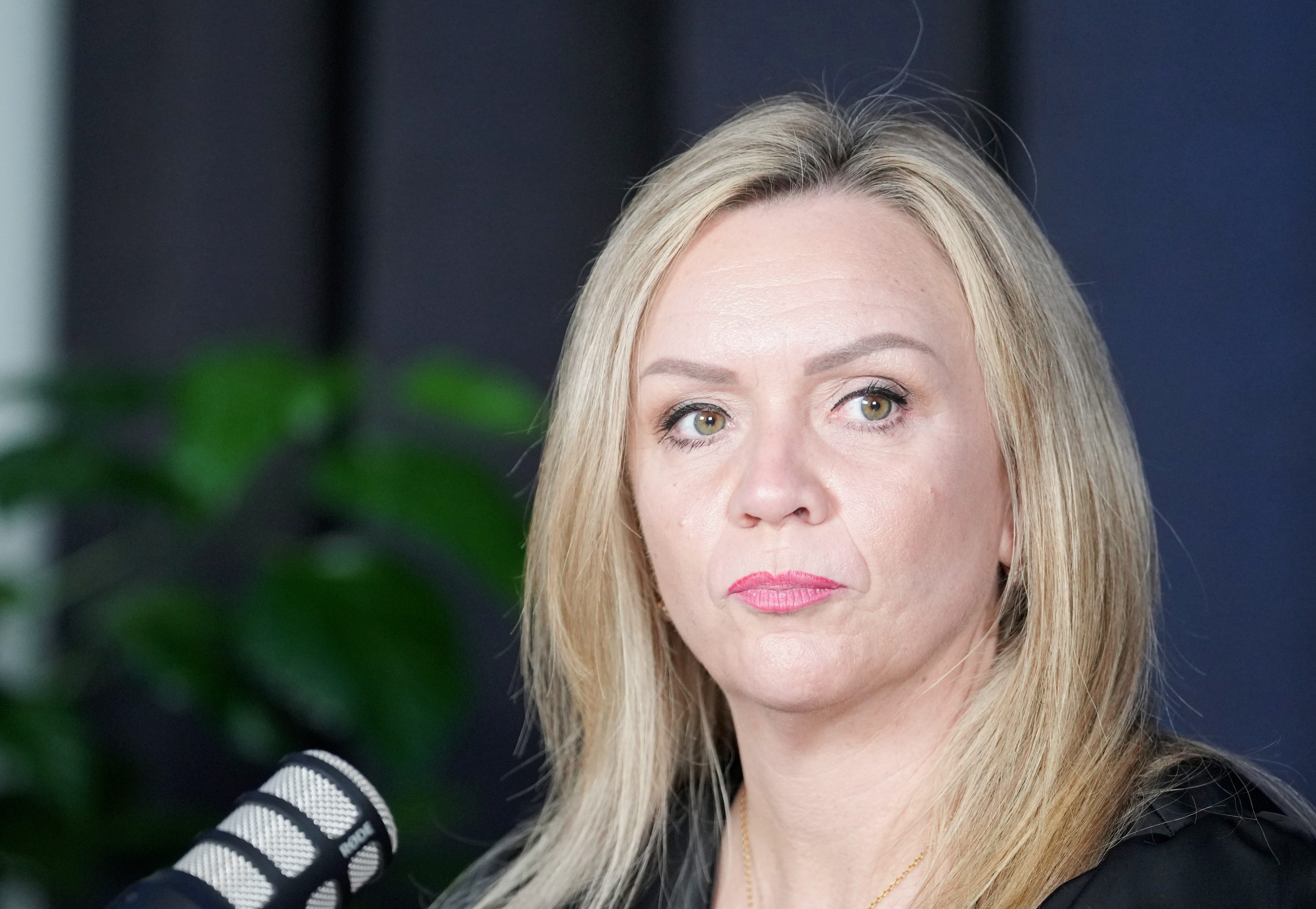 Lelde Metla-Rozentāle preses konferencē runā pie mikrofona