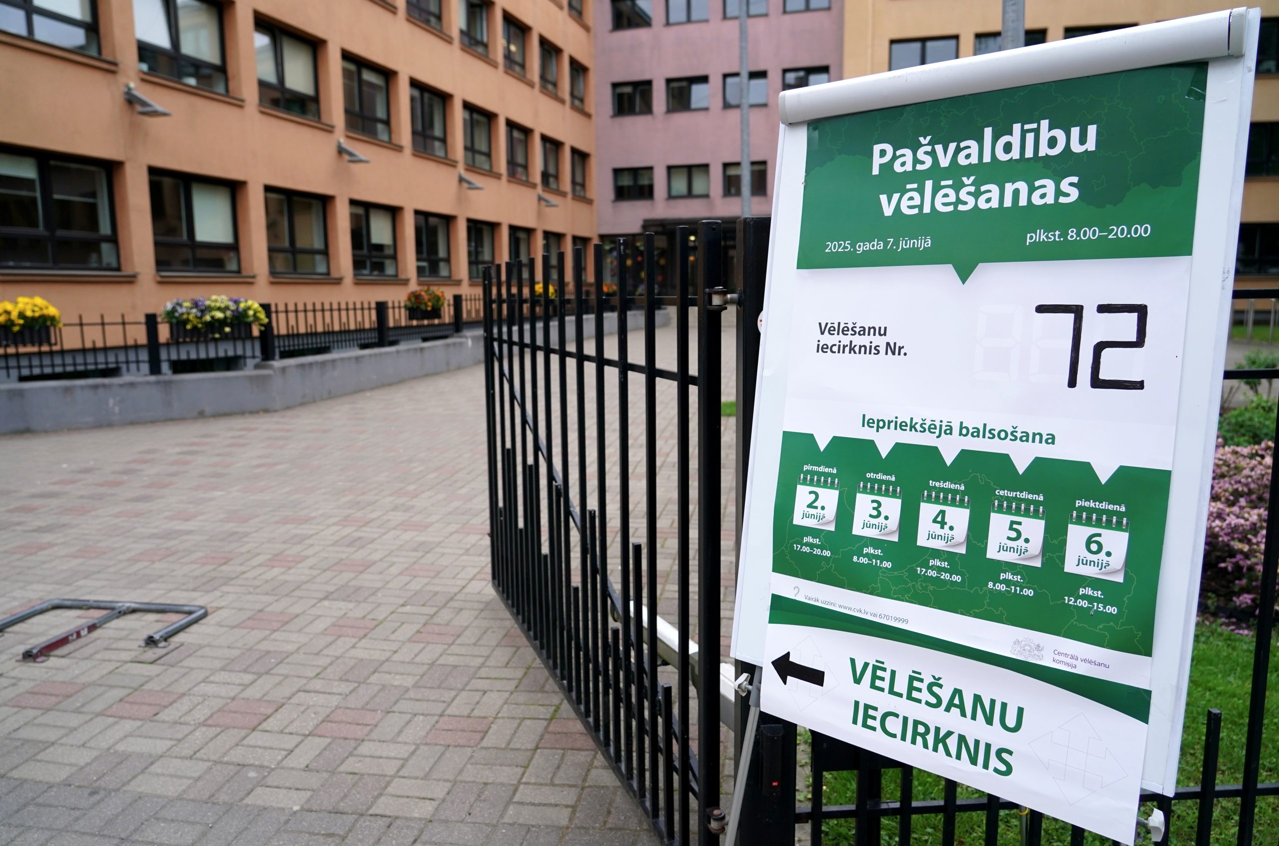 Vēlēšanu iecirkņa zīme pie ieejas ēkā ar norādēm par pašvaldību vēlēšanu datumiem