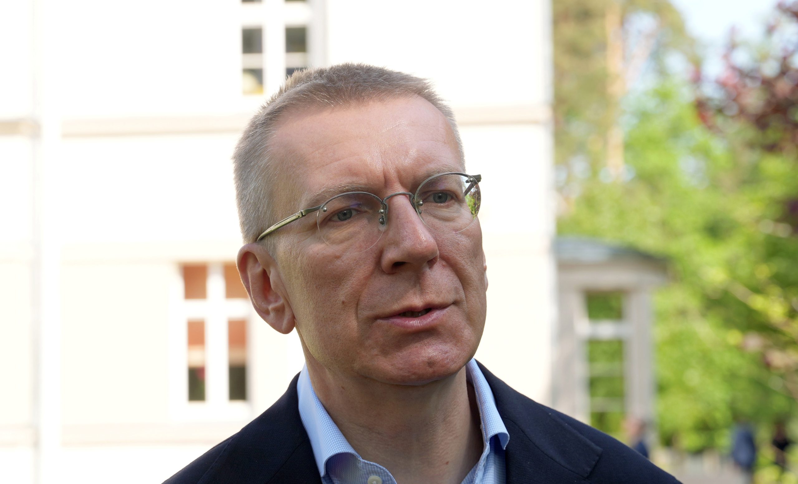 Valsts prezidents Edgars Rinkēvičs runā ārpusē pie ēkas