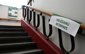 Norāde uz vēlēšanu iecirkni Latvijas pašvaldību vēlēšanās uz kāpņu margām.