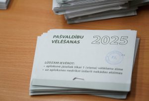 Pašvaldību vēlēšanu aploksnes ar 2025. gada atzīmi uz galda