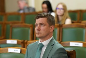 Māris Zviedris sēž Saeimas zālē, skatoties uz priekšu