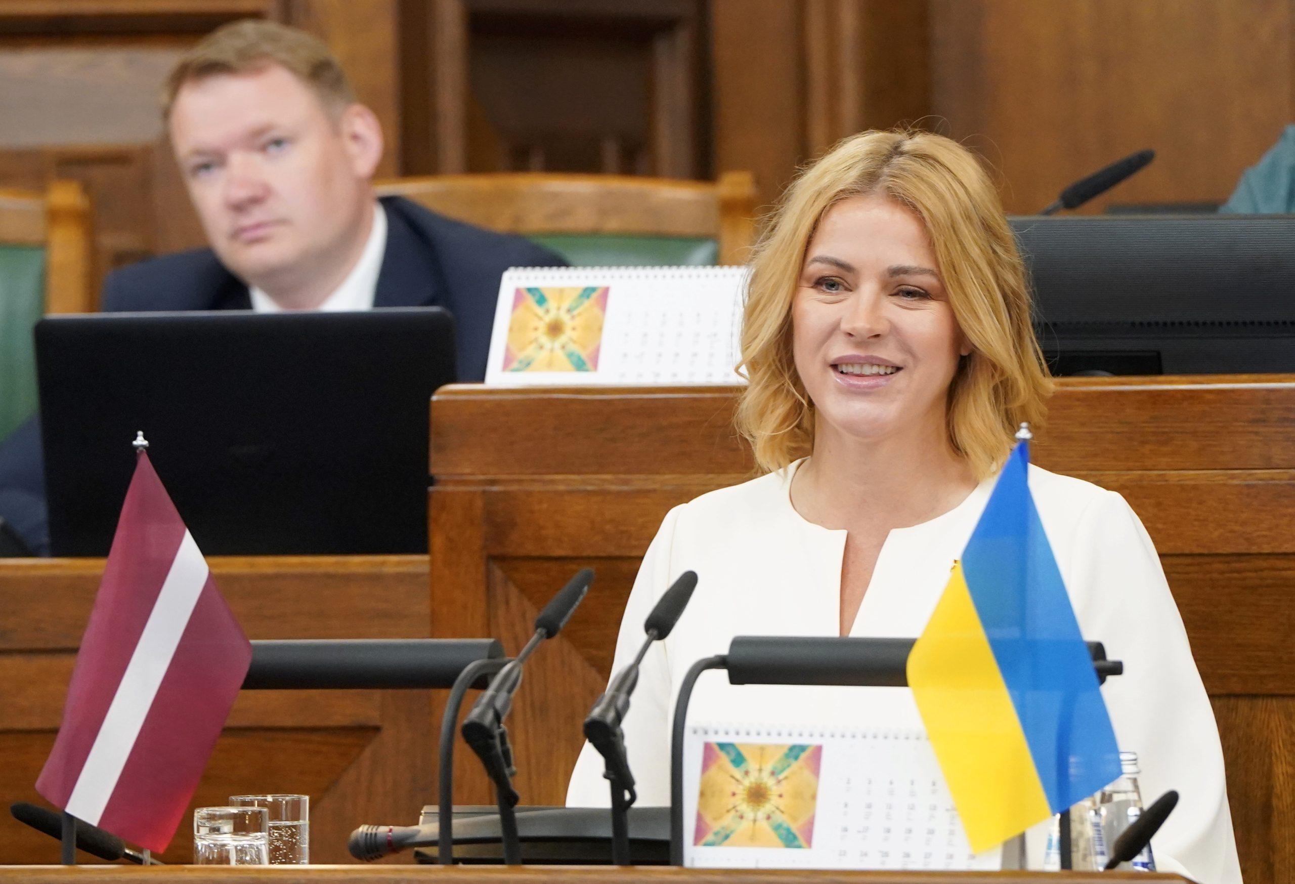Evika Siliņa Saeimas sēdē pie Latvijas un Ukrainas karoga