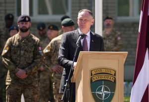 Kanādas aizsardzības ministrs Deivids Makgintijs uzrunā karavīrus Latvijā NATO militārajā bāzē