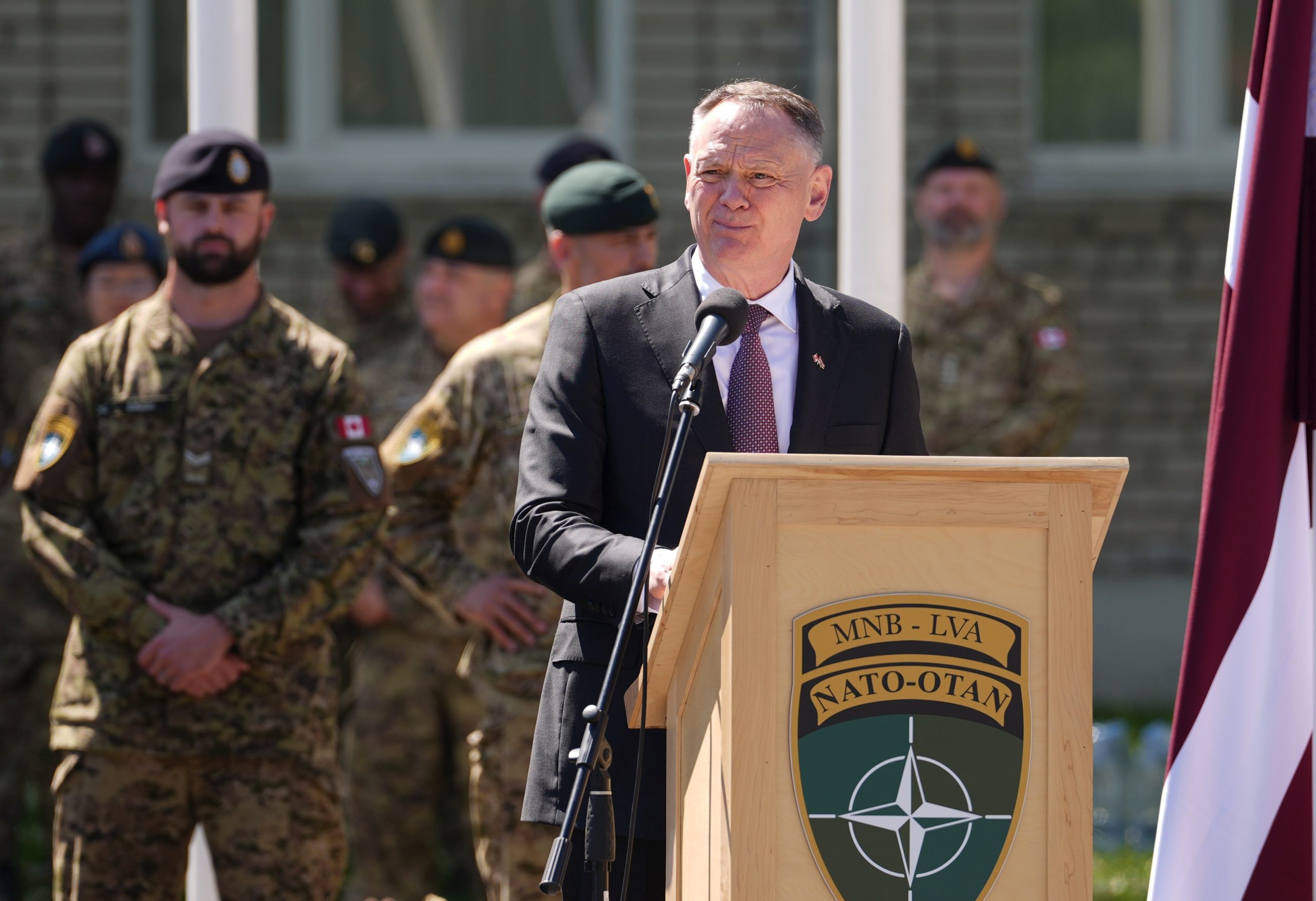 Kanādas aizsardzības ministrs Deivids Makgintijs uzrunā karavīrus Latvijā NATO militārajā bāzē